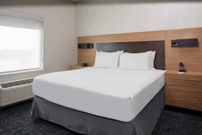 A room that has a king bed at the TownePlace Suites near Orlando Airport.