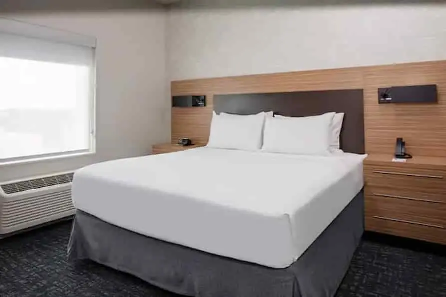 A room that has a king bed at the TownePlace Suites near Orlando Airport.