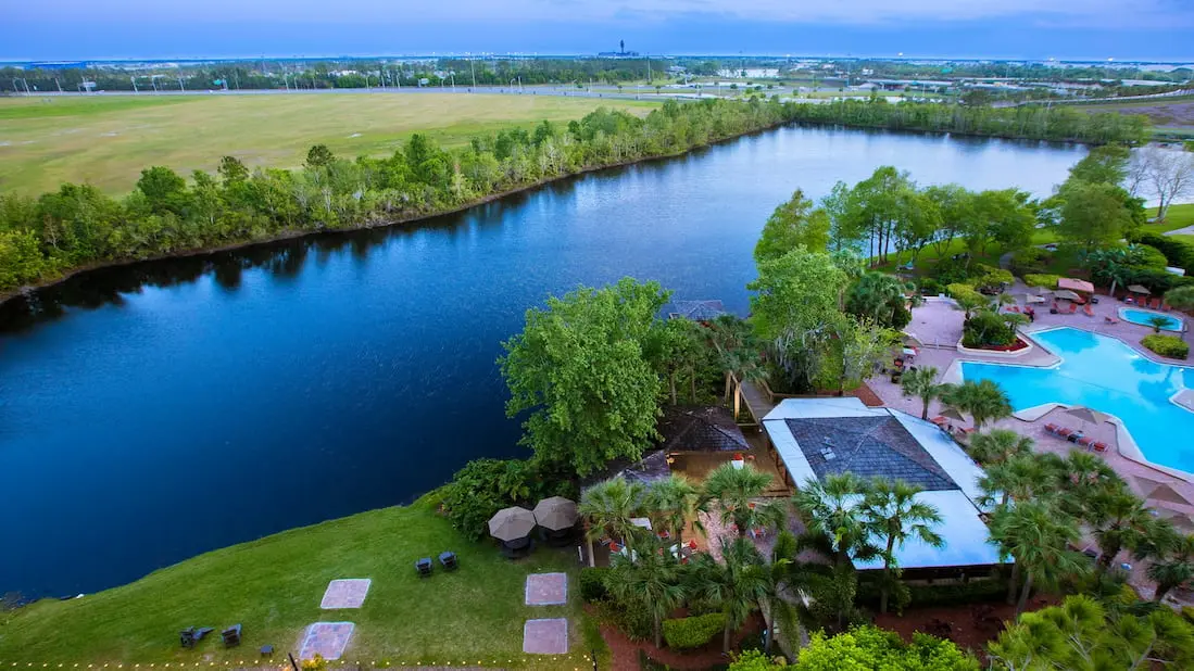 Aerial view of Marriott Lakeside Orlando International Airport Hotel grounds, featuring a lake, swimming pool, and lush greenery.